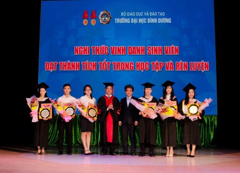 Đại học Bình Dương trao bằng tốt nghiệp cho hơn 700 thạc sĩ, cử nhân, kỹ sư, kiến trúc sư