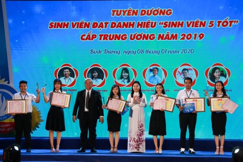 Sinh viên Trường Đại học Bình Dương vinh dự nhận bằng khen Sinh viên 5 tốt cấp Trung ương và Sinh viên 5 tốt cấp tỉnh