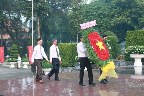 Trường Đại học Bình Dương viếng nghĩa trang liệt sĩ tỉnh Bình Dương nhân ngày thành lập Đảng Cộng sản Việt Nam