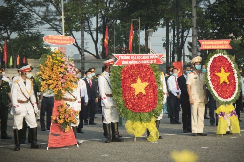 Trường Đại học Bình Dương viếng nghĩa trang liệt sĩ tỉnh Bình Dương nhân ngày Giải phóng miền Nam, thống nhất đất nước