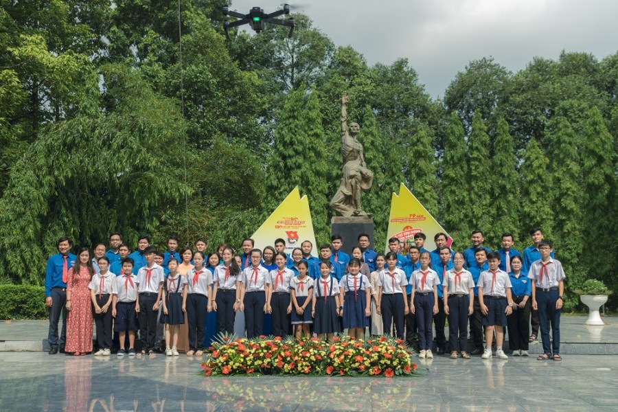 Sinh viên Trường Đại học Bình Dương nhận bằng khen Thanh niên tiêu biểu làm theo lời Bác