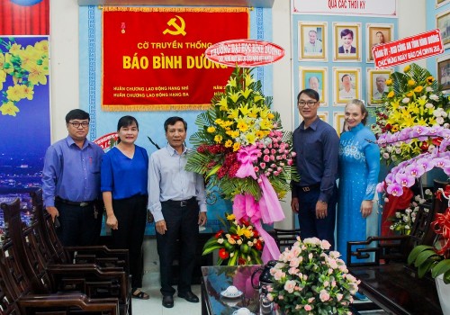 Trường Đại học Bình Dương thăm và chúc mừng cơ quan báo chí