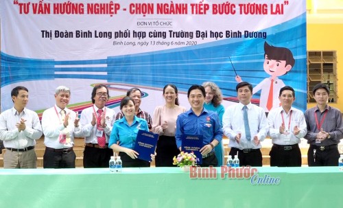 Gần 1000 học sinh khối 11, 12 được tư vấn hướng nghiệp