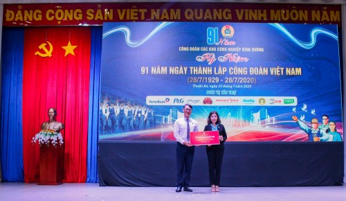 Trao học bổng 300 triệu đồng cho con em công đoàn viên Công đoàn các khu công nghiệp Bình Dương