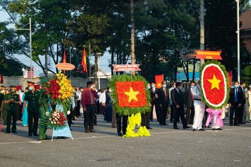 Trường Đại học Bình Dương viếng Nghĩa trang liệt sĩ tỉnh Bình Dương nhân 75 năm Cách mạng Tháng 8 và Quốc khánh 2/9