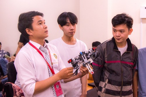 Báo cáo chuyên đề: Sinh viên thích thú với với đề tài "Robot"