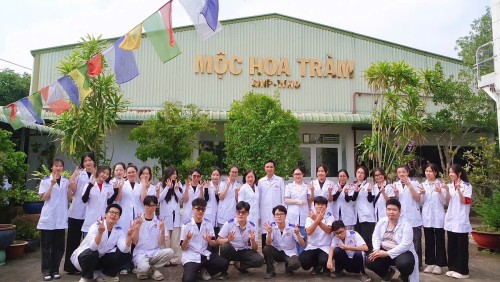 Sinh viên Dược học khám phá quy trình sản xuất dược liệu tại Mộc Hoa Tràm