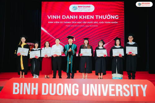 Trường Đại học Bình Dương trao bằng tốt nghiệp cho gần 600 tân khoa