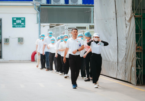 Tân sinh viên K29 ngành Công nghệ thực phẩm tham quan dây chuyền sản xuất tại doanh nghiệp