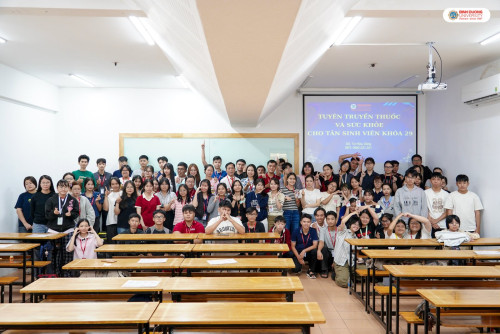 Khoa Ngoại ngữ tổ chức chương trình Tuyên truyền thuốc và sức khỏe cho tân sinh viên khóa 29