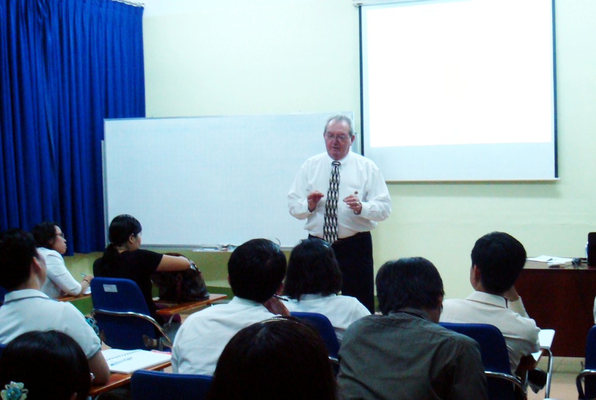 Năm 2010 GS Chet Legenza giảng dạy môn Quản trị Marketing Lớp MBA khóa I