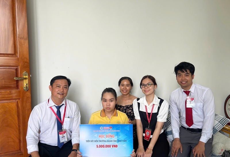 dai dien dai hoc binh duong den tham hoi va trao hoc bong tiep suc den truong