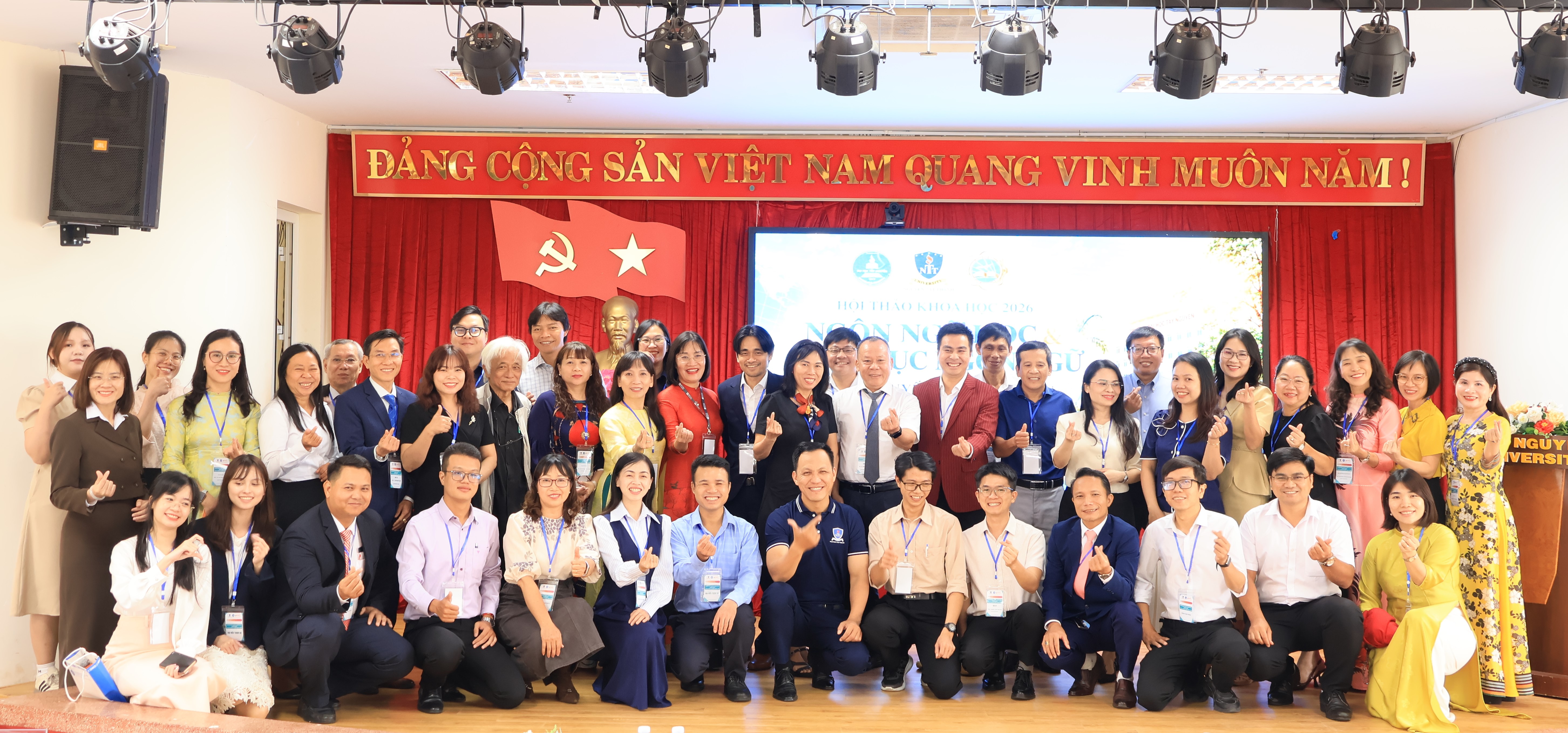 Đại biểu tham dự Hội thảo khoa học Ngôn ngữ học và giáo dục ngôn ngữ