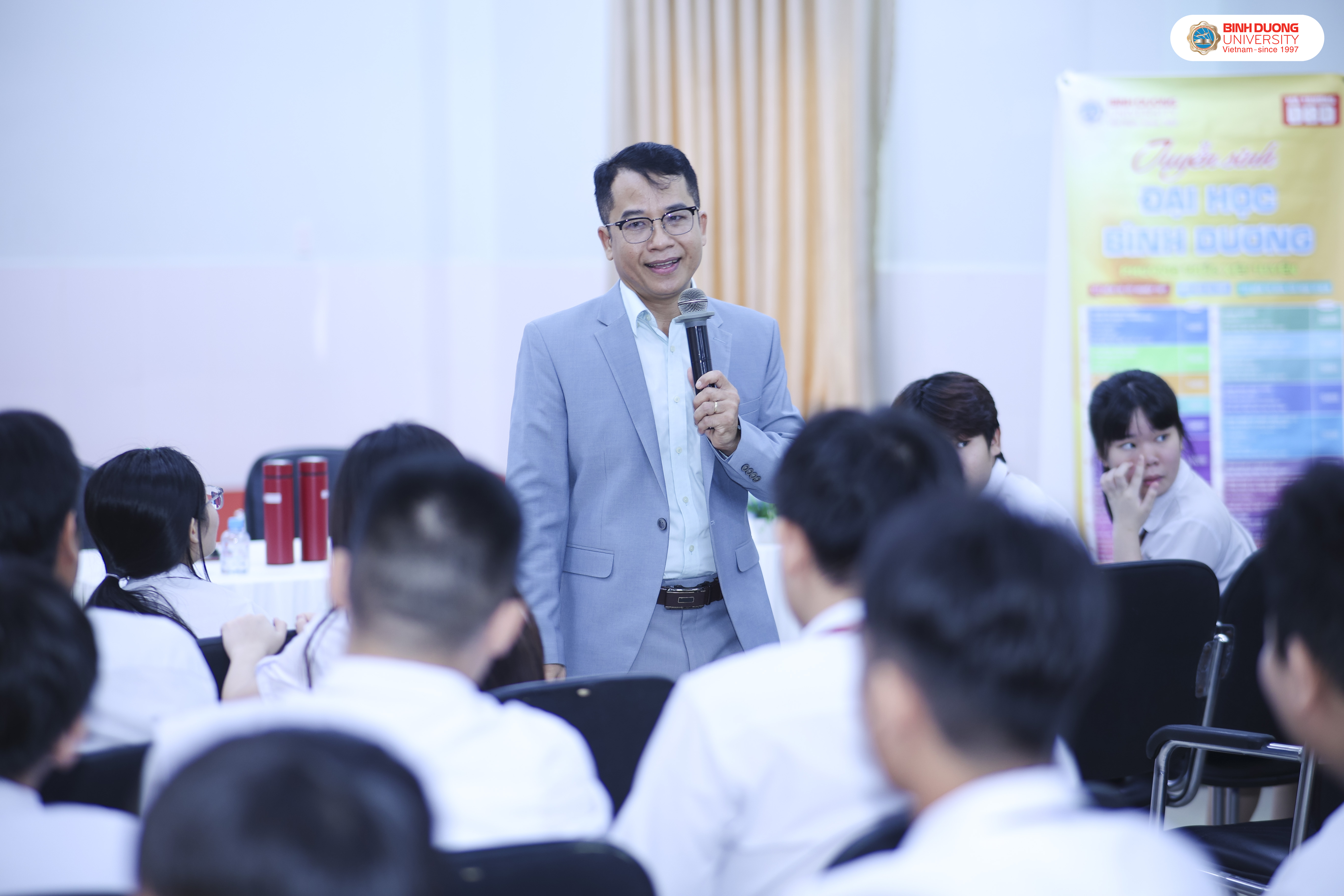 Học sinh Trường TH-THCS-THPT Marie Curie lắng nghe phần chia sẻ chuyên đề.