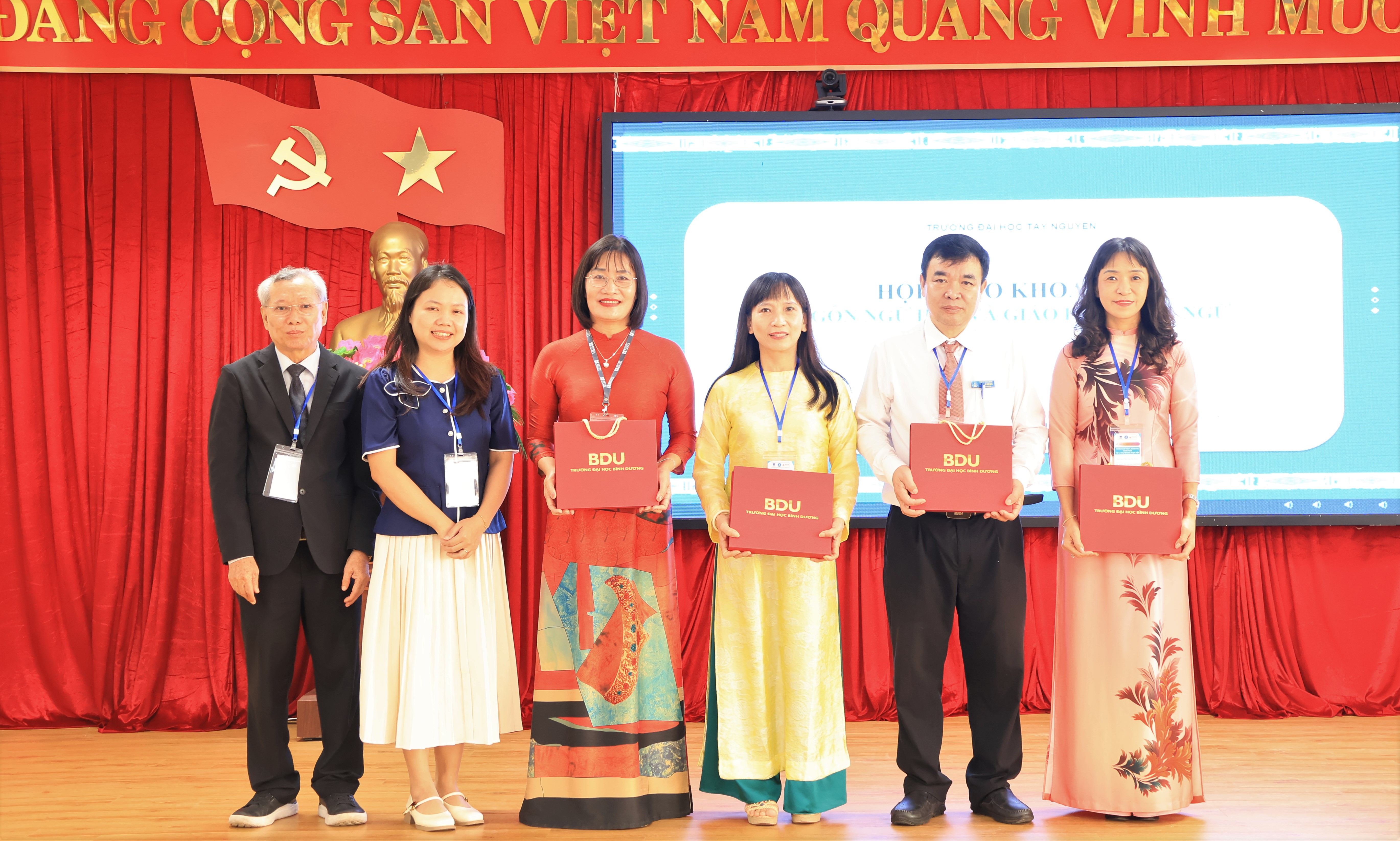 ThS. Vũ Thị Thương Thương – Phó trưởng khoa thường trực Khoa Ngoại ngữ và TS. Nguyễn Minh Trang – Giám đốc học thuật Khoa Ngoại ngữ, Trường Đại học Bình Dương trao MOU và quà cho đại diện Ban giám hiệu và Lãnh đạo khoa Ngoại ngữ - Trường Đại học Tây Nguyên