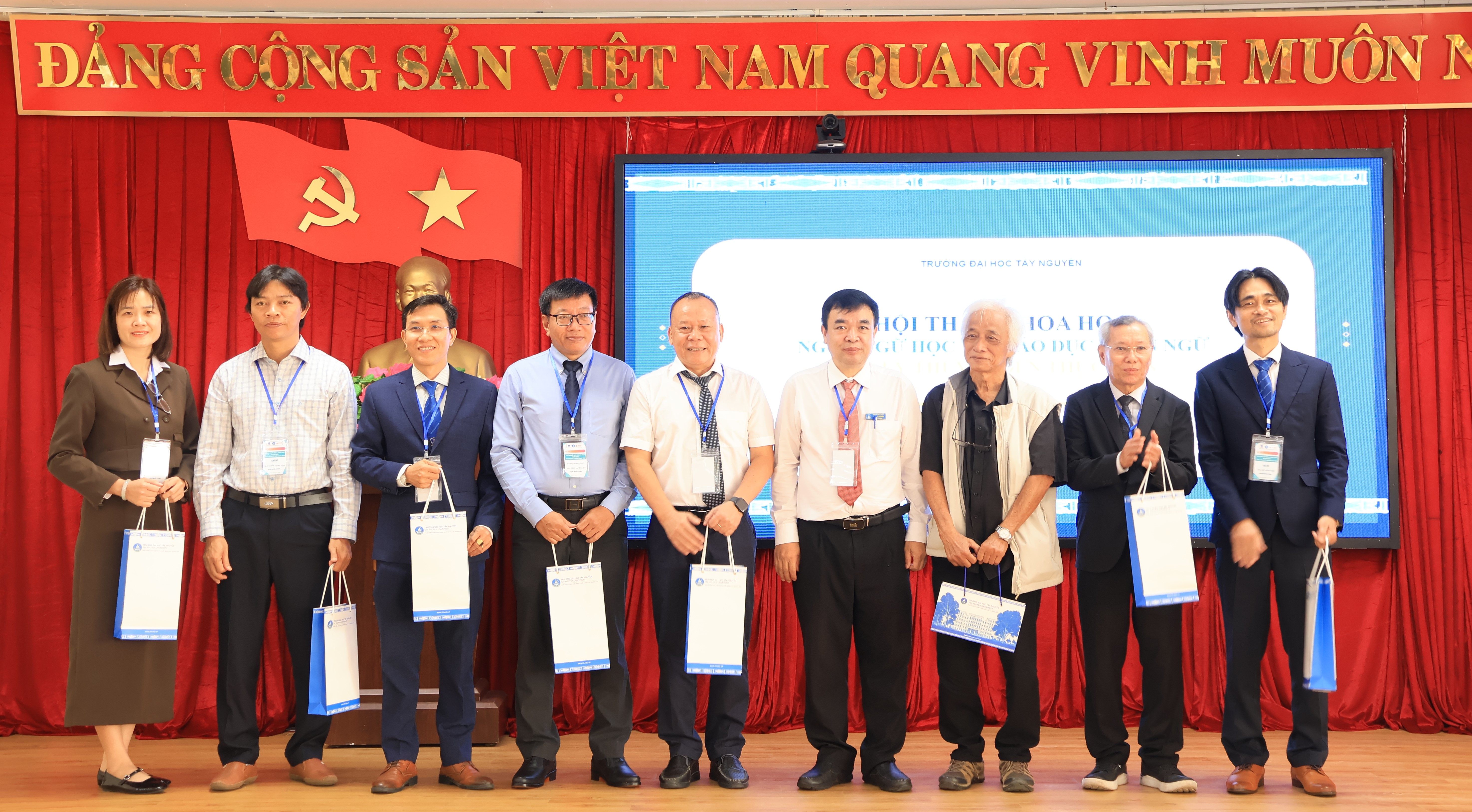 PGS.TS. Lê Đức Niêm - Phó Hiệu trưởng Trường Đại học Tây Nguyên, Trưởng ban Tổ chức trao quà lưu niệm cho 14 thành viên của Trường Đại học Bình Dương và Trường Đại học Nguyễn Tất Thành