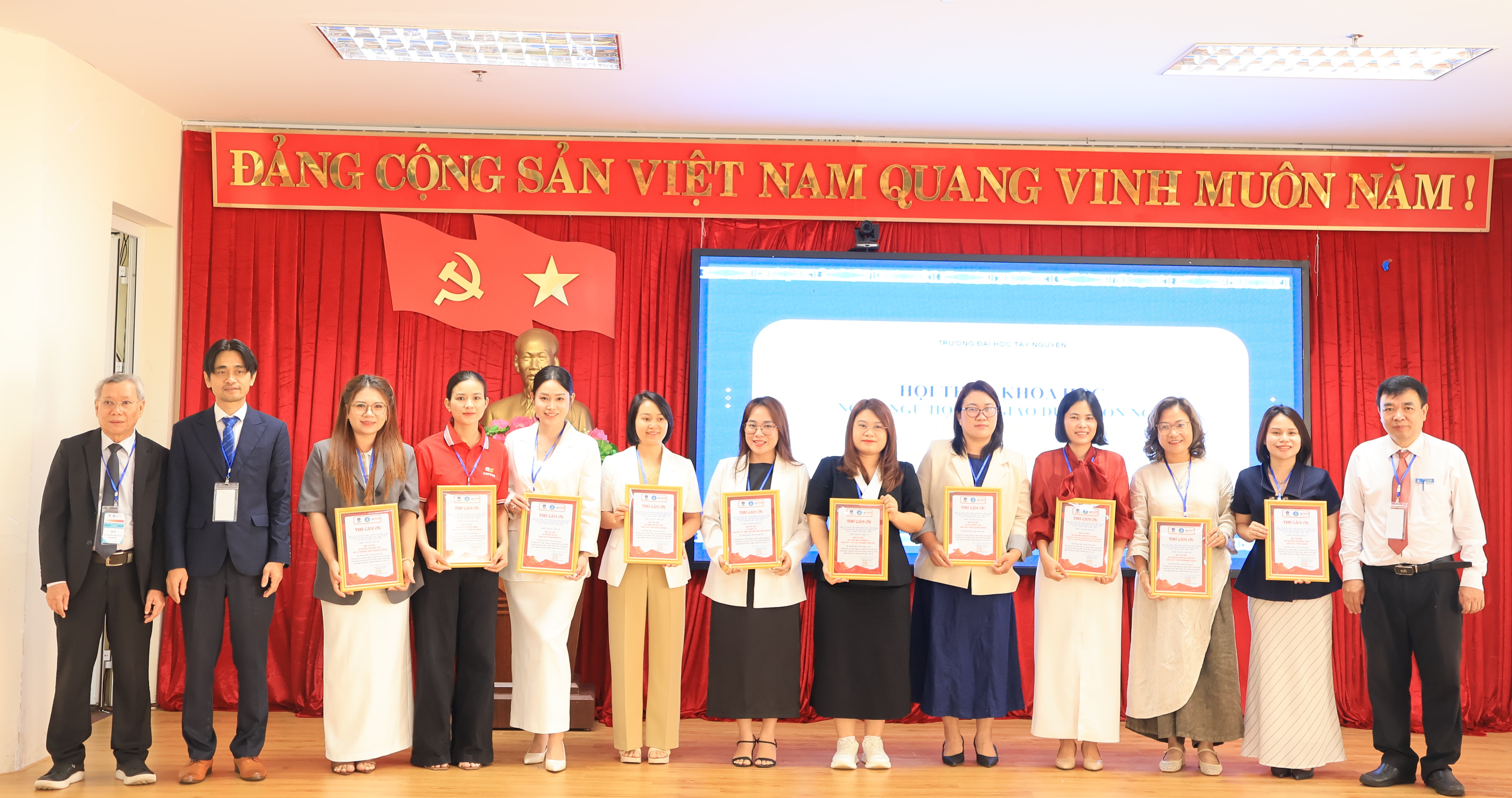 TS. Nguyễn Minh Trang - Giám đốc học thuật Khoa Ngoại ngữ, Trường ĐH Bình Dương và TS. Hồ Văn Hận - Trưởng Khoa Ngoại ngữ, Trường ĐH Nguyễn Tất Thành, PGS.TS. Lê Đức Niêm - Phó Hiệu trưởng Trường Đại học Tây Nguyên trao thư cảm ơn cho các nhà tài trợ