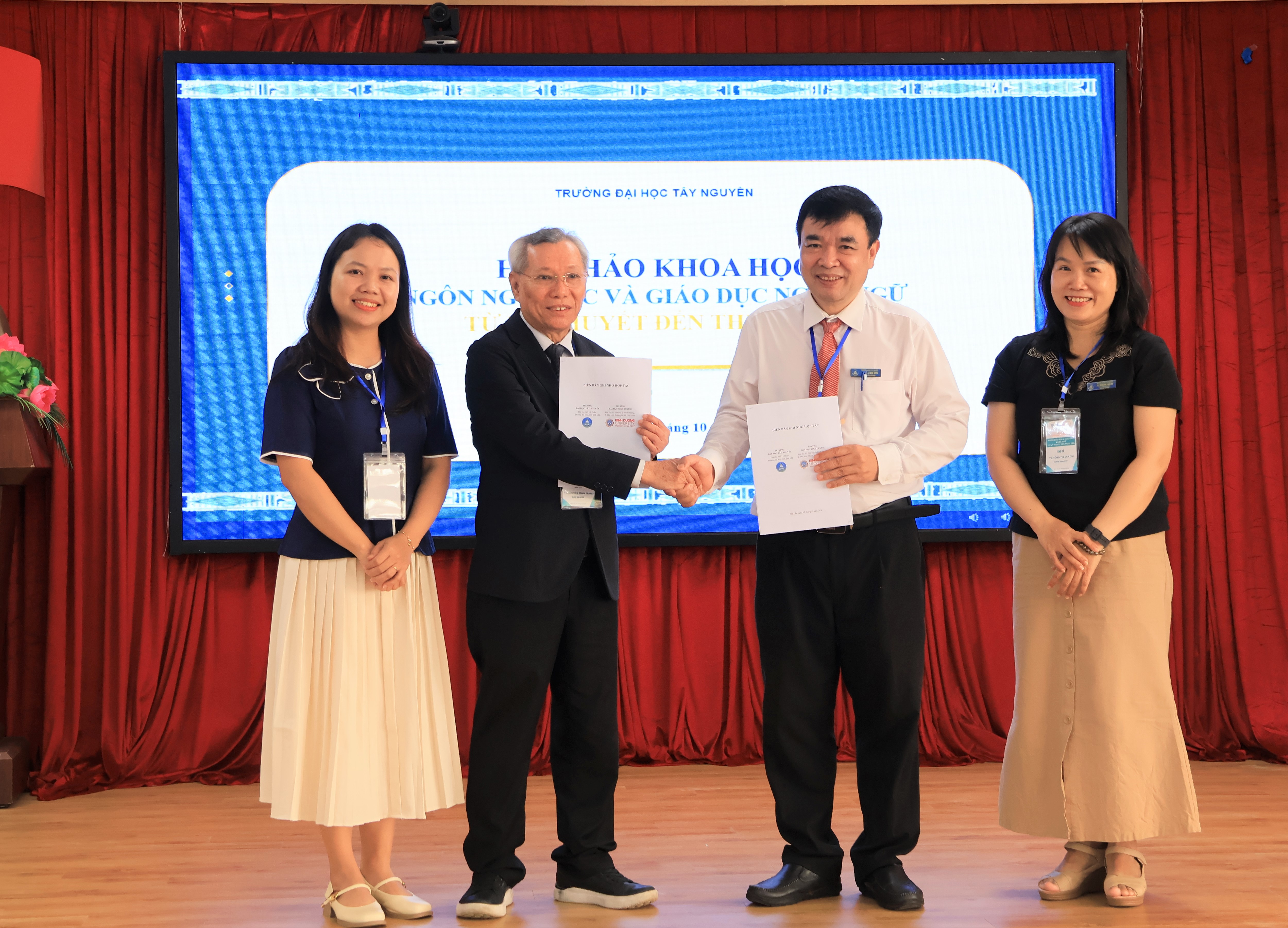 ThS. Vũ Thị Thương Thương – Phó trưởng khoa thường trực Khoa Ngoại ngữ và TS. Nguyễn Minh Trang – Giám đốc học thuật Khoa Ngoại ngữ, Trường Đại học Bình Dương trao MOU và quà cho đại diện Ban giám hiệu và Lãnh đạo khoa Ngoại ngữ - Trường Đại học Tây Nguyên