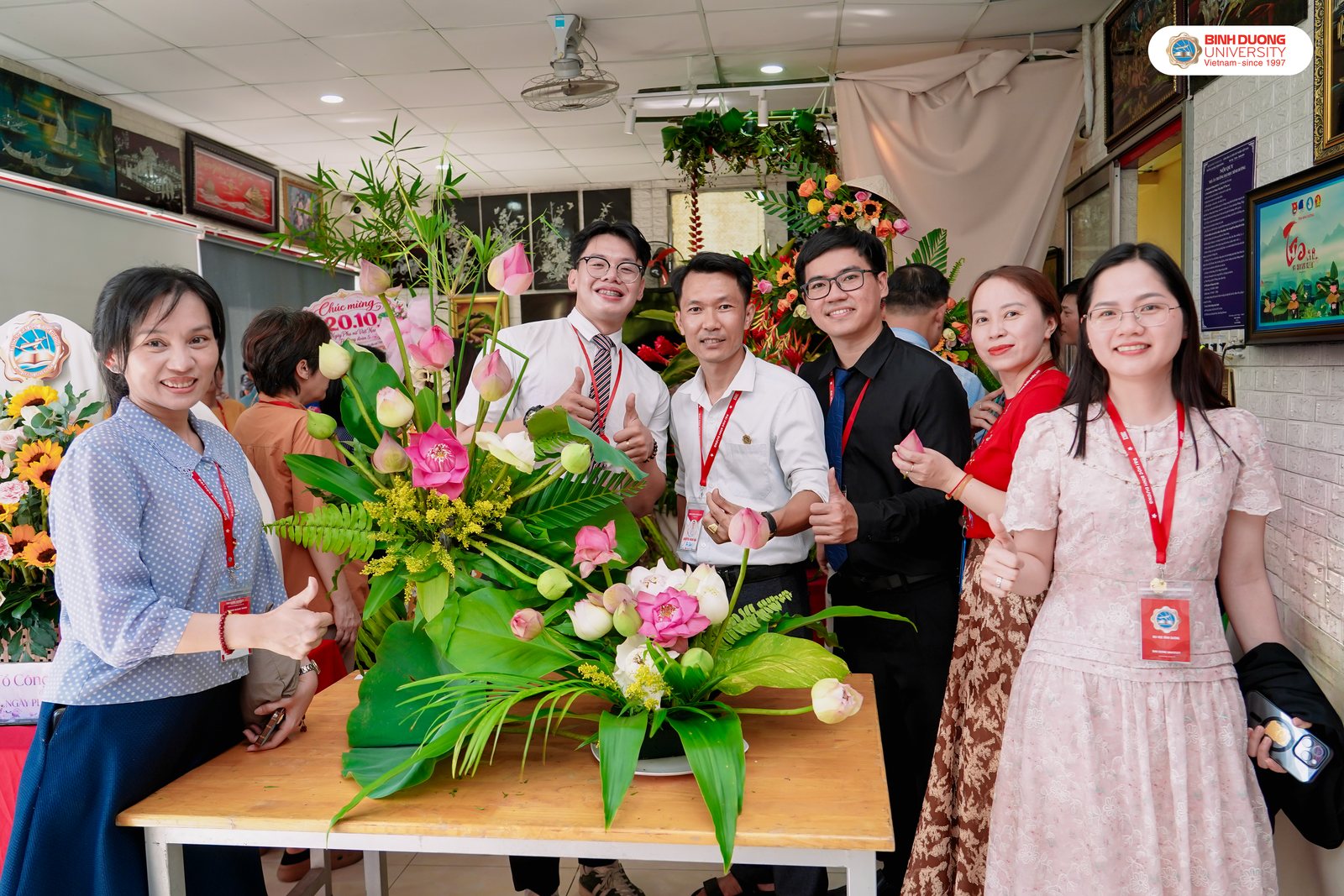 Các đội thi cùng tác phẩm dự thi.