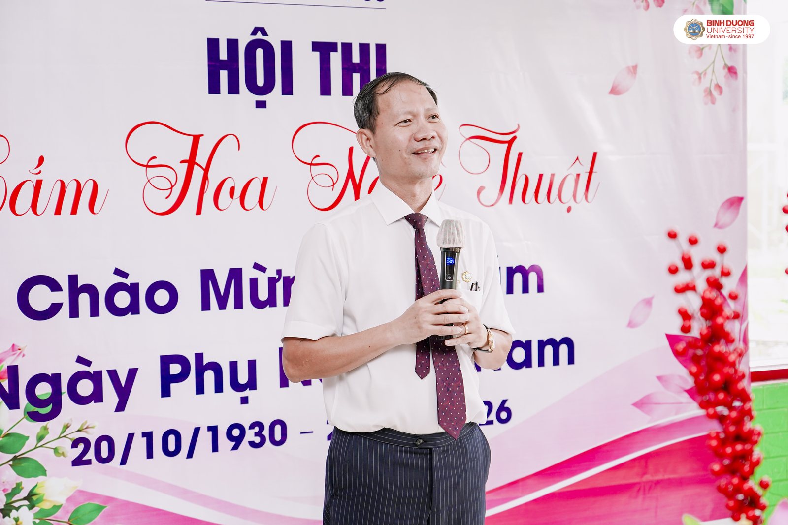 GS.TS Cao Việt Hiếu – Hiệu trưởng phát biểu tại Hội thi Cắm hoa nghệ thuật.