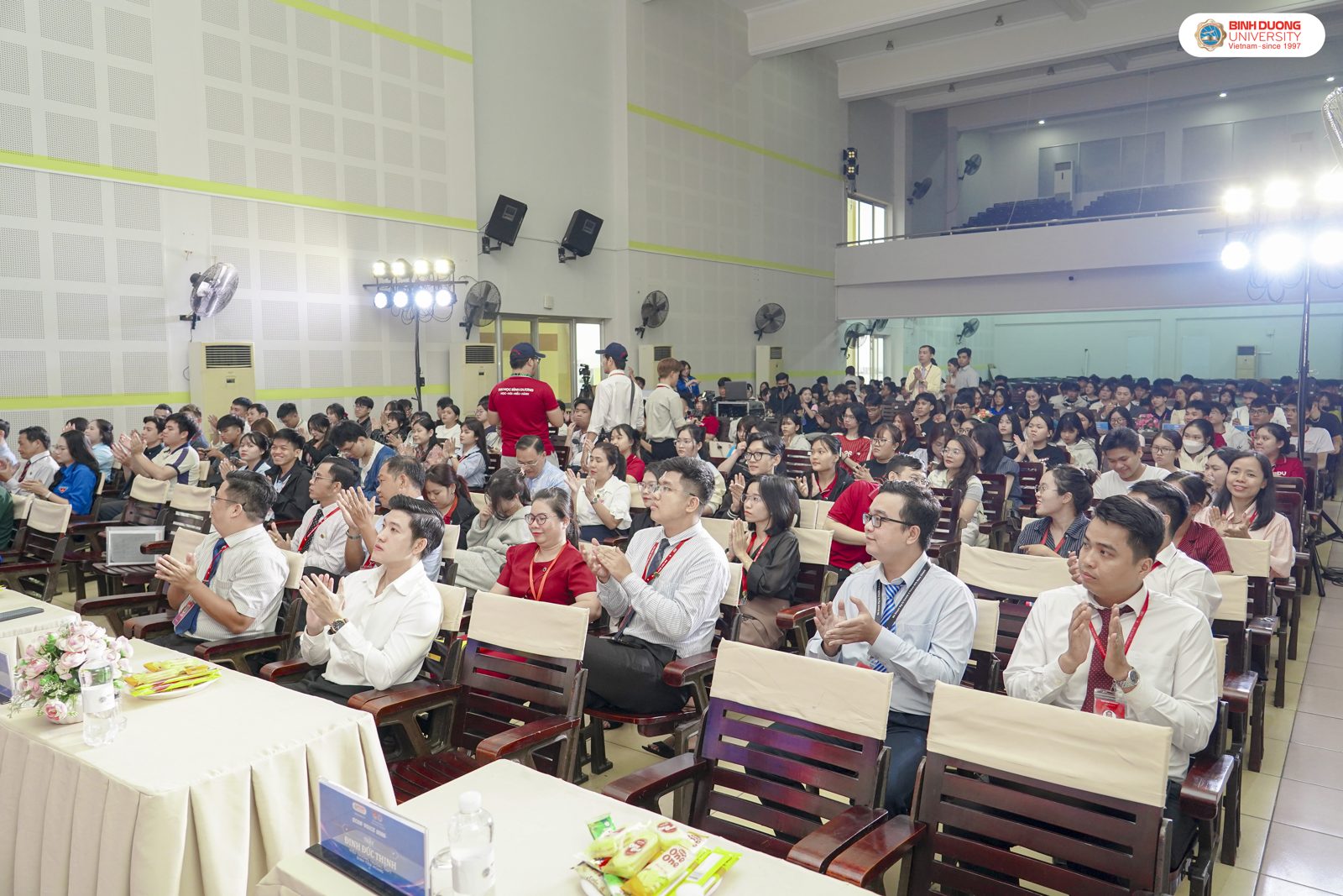 Gần 400 khán giả tham dự và cổ vũ Đêm Chung kết ECON VOICE 2026.