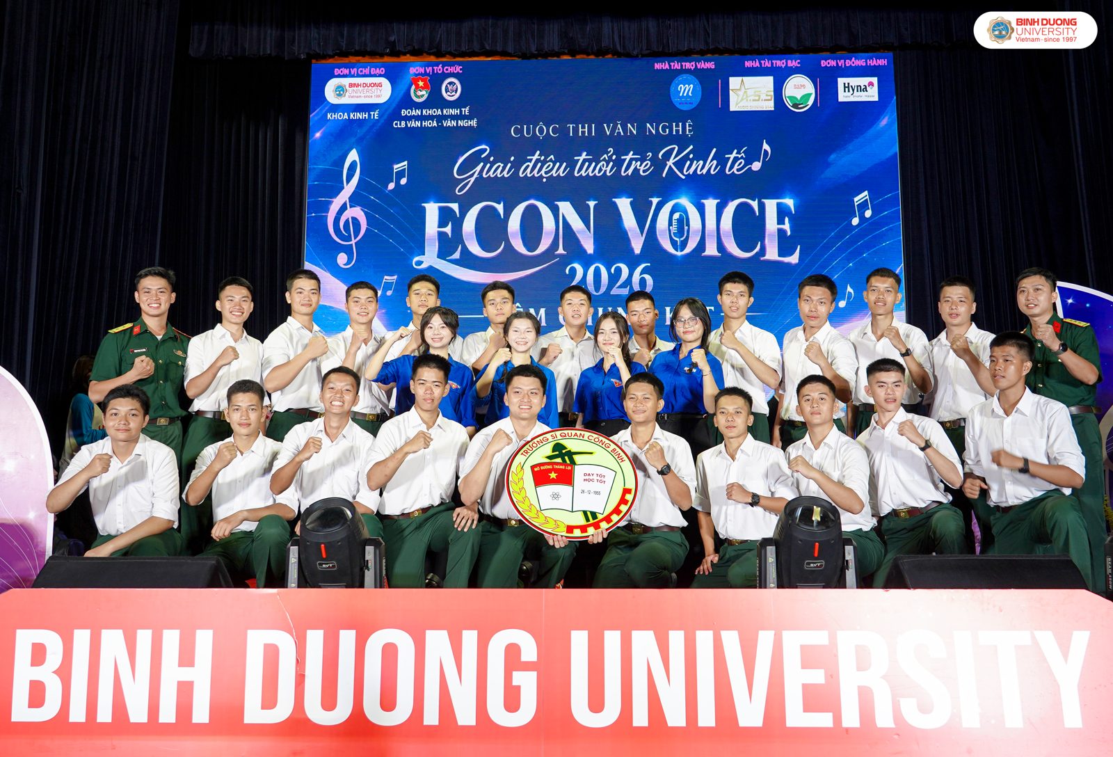 Các chiến sĩ Trường Sĩ quan Công binh giao lưu cùng sinh viên Khoa Kinh tế.