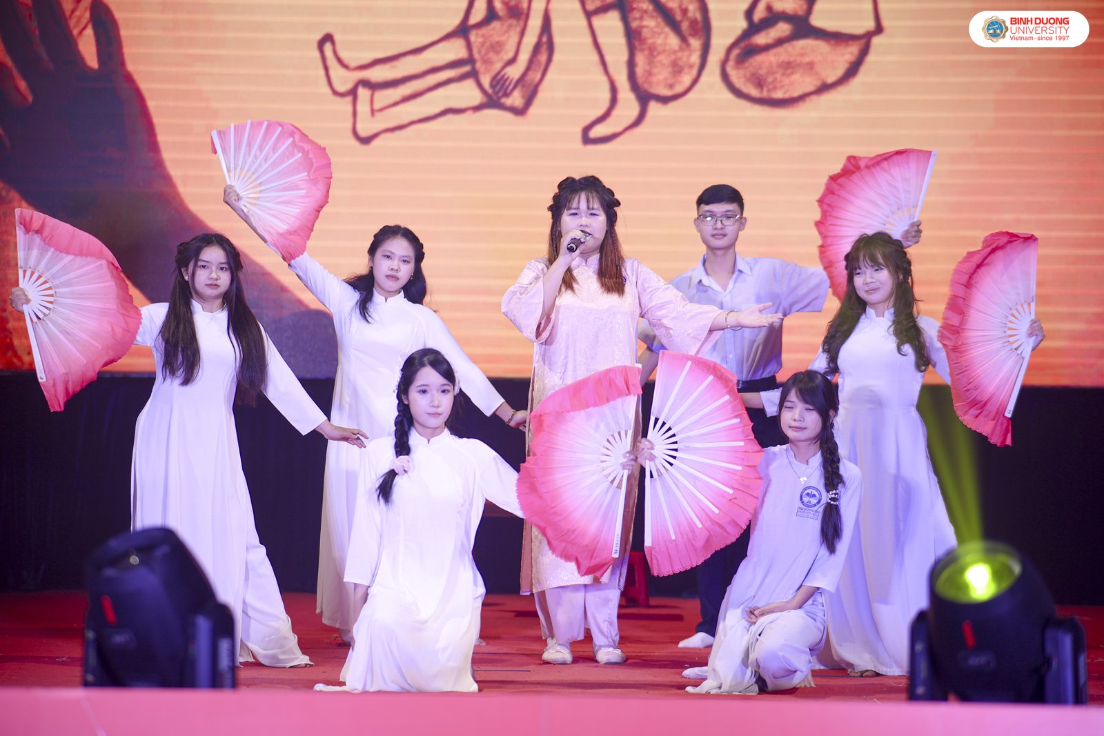 Tiết mục trình diễn tại Đêm Chung kết.