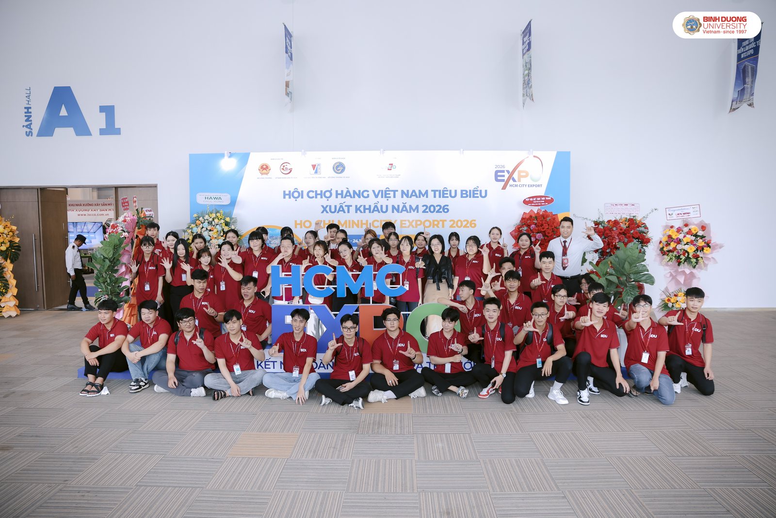 Sinh viên lớp 29LG01 tại Hội chợ Hàng Việt Nam tiêu biểu xuất khẩu năm 2026.