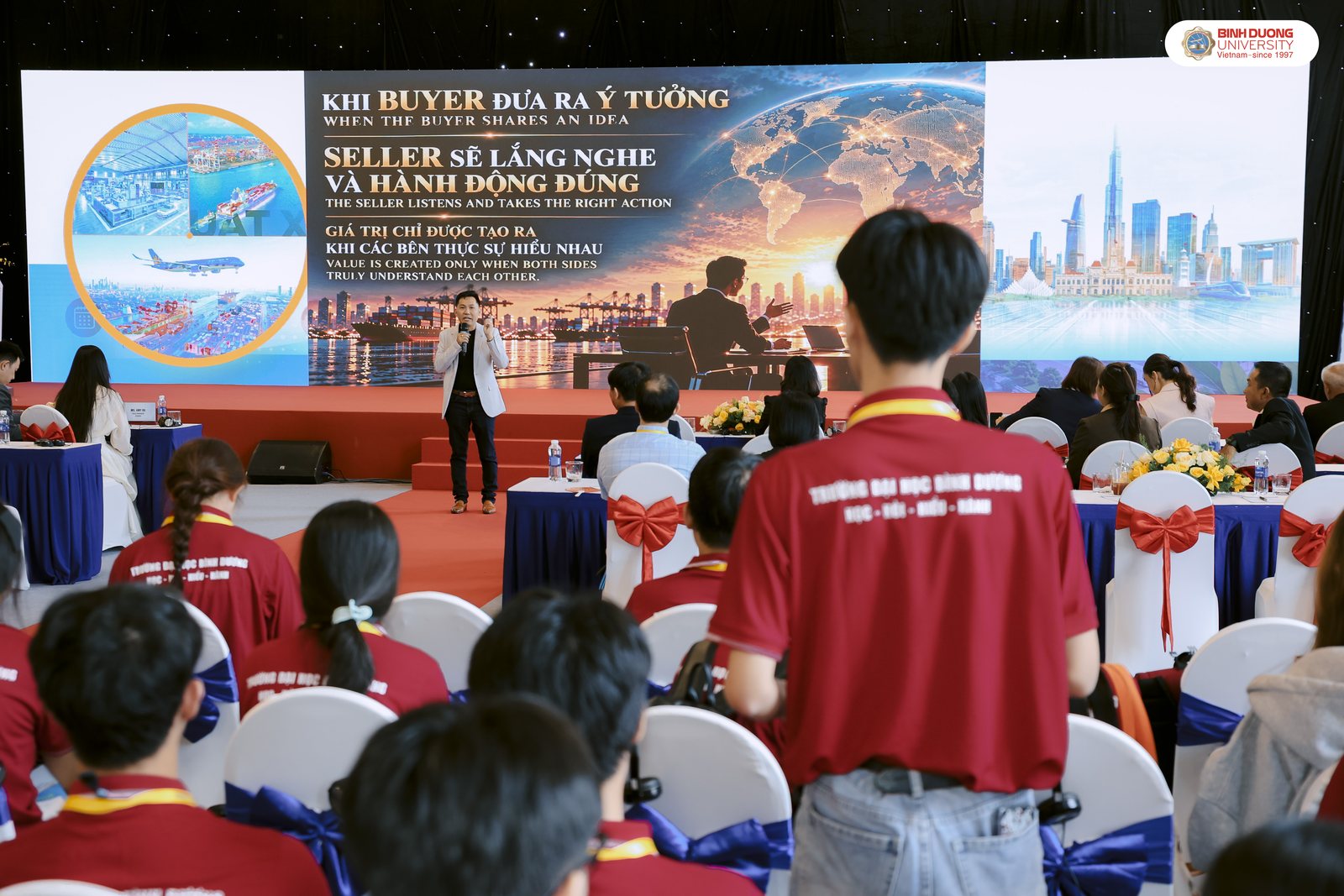 Sinh viên tham dự phiên hội nghị chuyên đề trong khuôn khổ hội chợ.