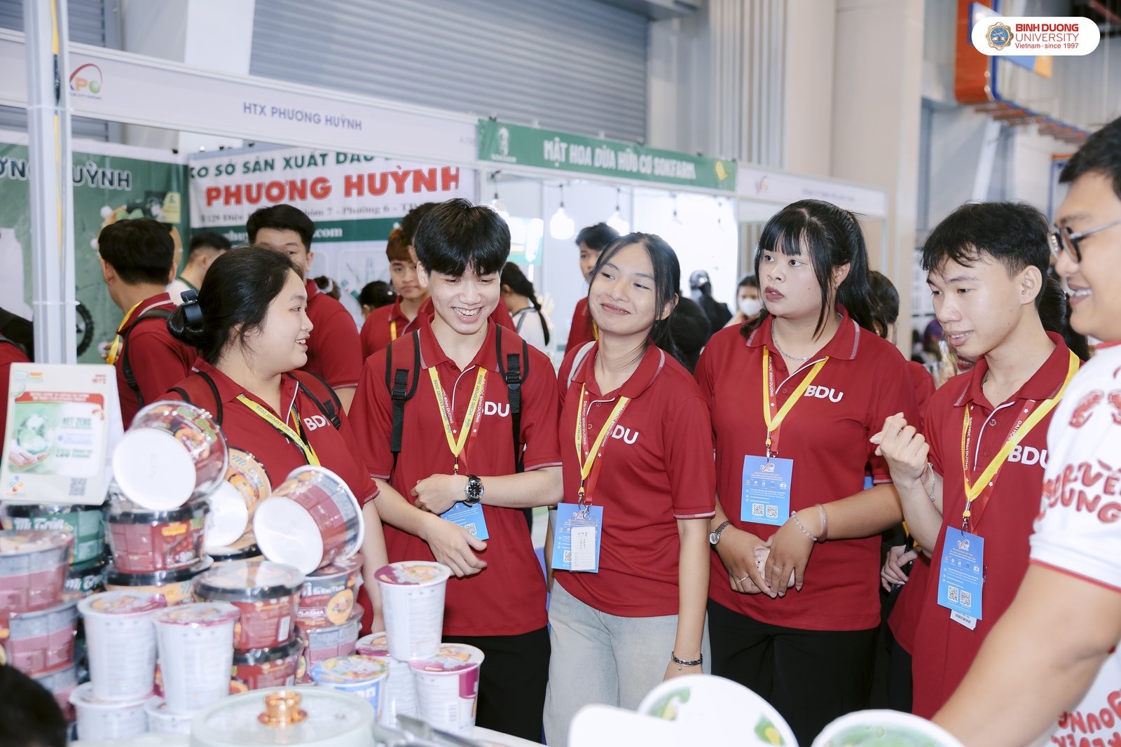 Sinh viên tìm hiểu sản phẩm tại gian hàng doanh nghiệp xuất khẩu.