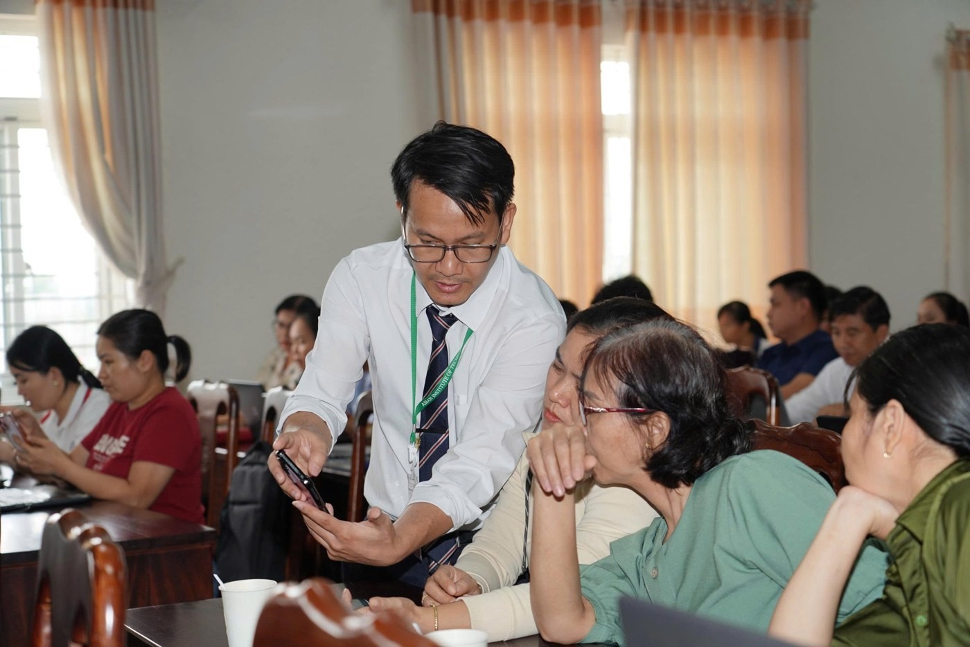 Giảng viên hướng dẫn học viên thực hành
