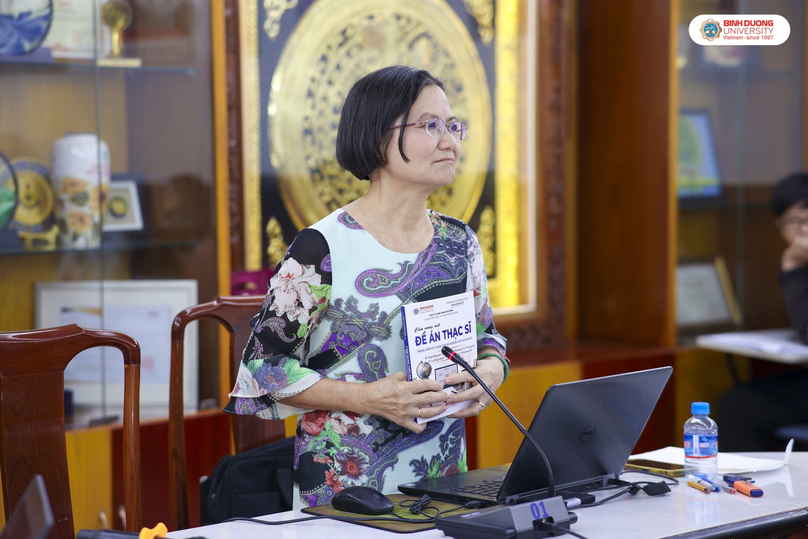 Nhà giáo Ưu tú, PGS.TS. Tô Minh Thanh chủ trì buổi sinh hoạt chuyên đề.