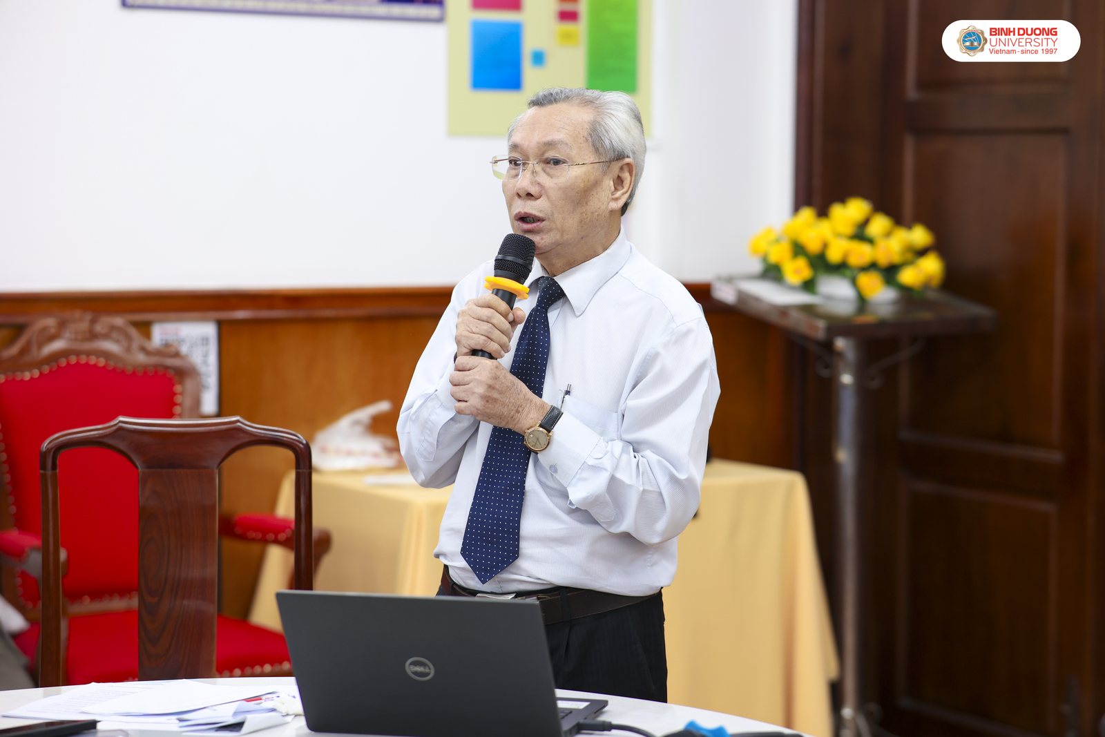 Giảng viên, học viên và sinh viên trao đổi tại buổi sinh hoạt chuyên đề.